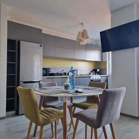Gray Apartment Nearby Amethyst & Vivo Mall Floresti  Exterior photo