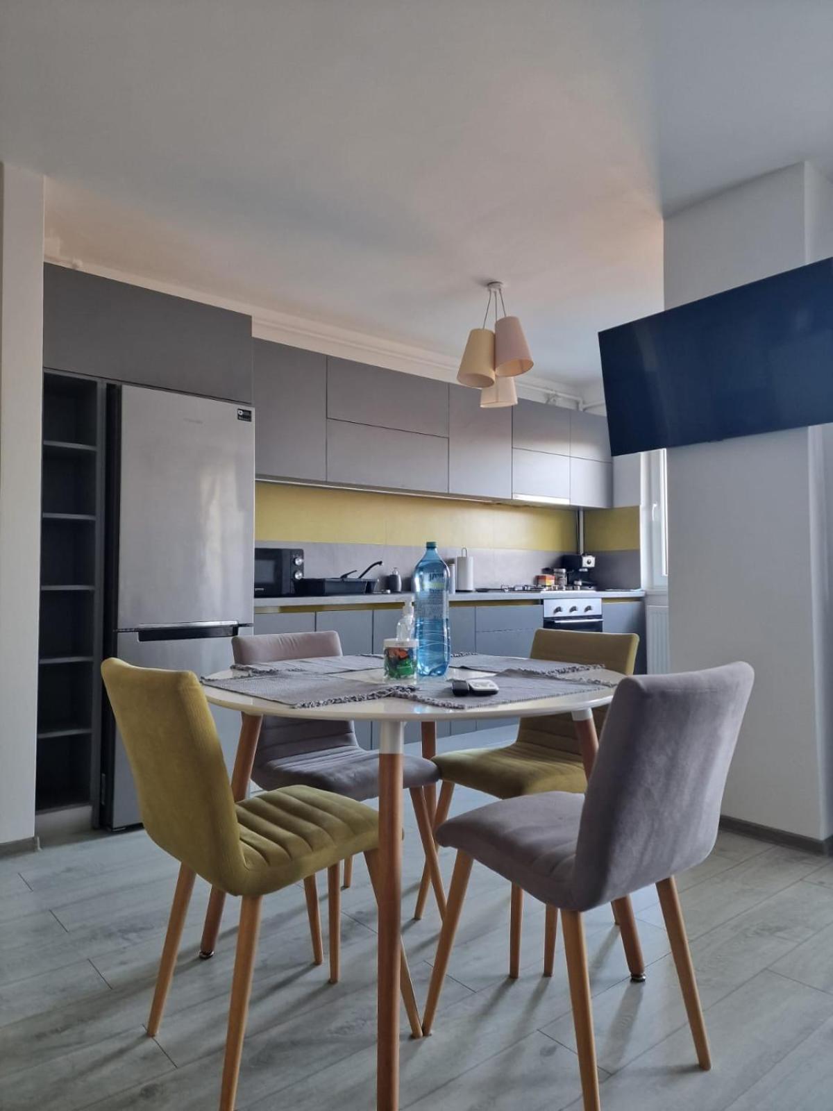 Gray Apartment Nearby Amethyst & Vivo Mall Floresti  Exterior photo